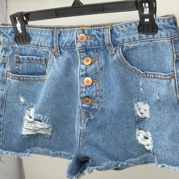 Forever 21 women’s light wash distressed denim shorts, size 29 - Picture 3 of 6